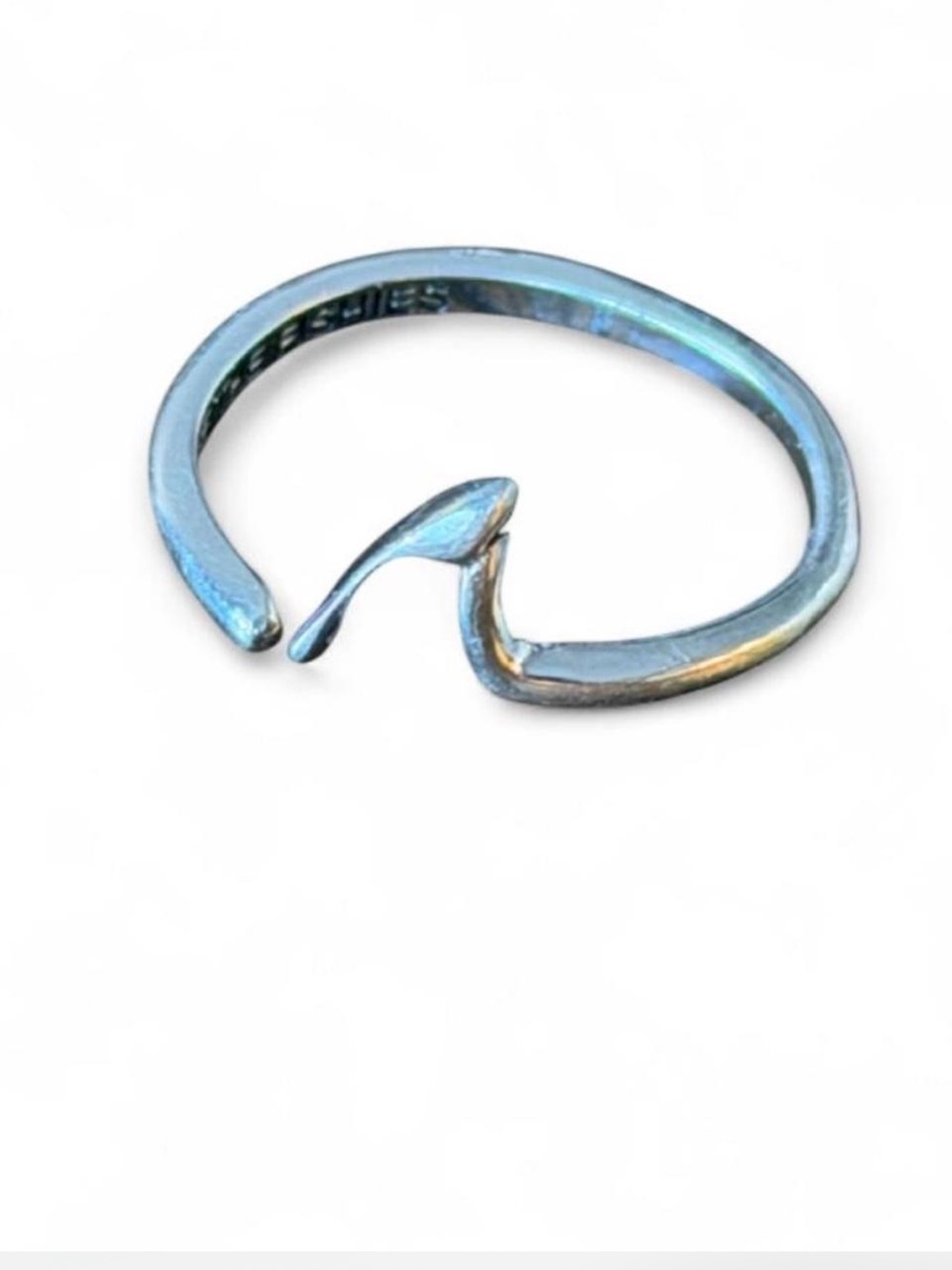 Pura Vida Save the Fishes 925 Sterling Silver Wave ring with a unique design